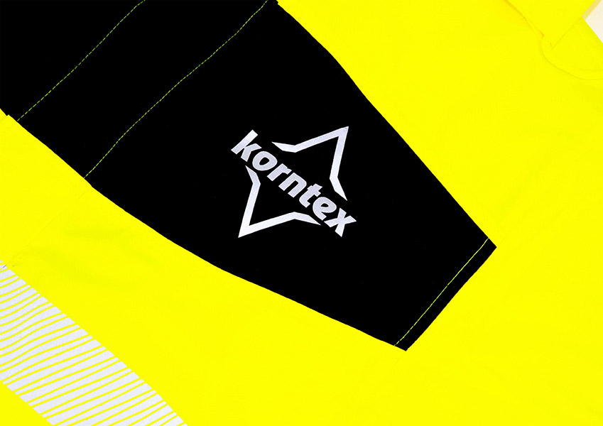 Nahaufnahme einer gelben Fläche mit einem schwarzen Einsatz, auf dem das weiße Logo von Korntex abgebildet ist