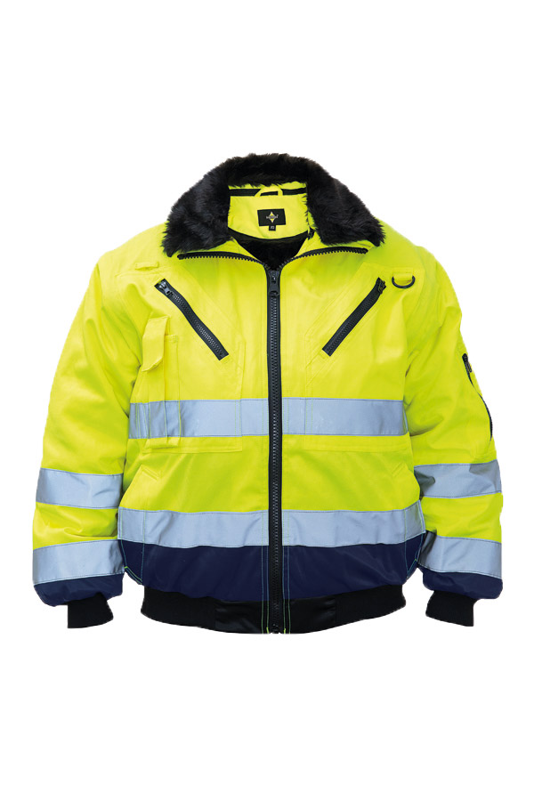 Ein Mann in einer signalgelb-schwarzen Korntex-Pilotenjacke steht vor einem Gebäude