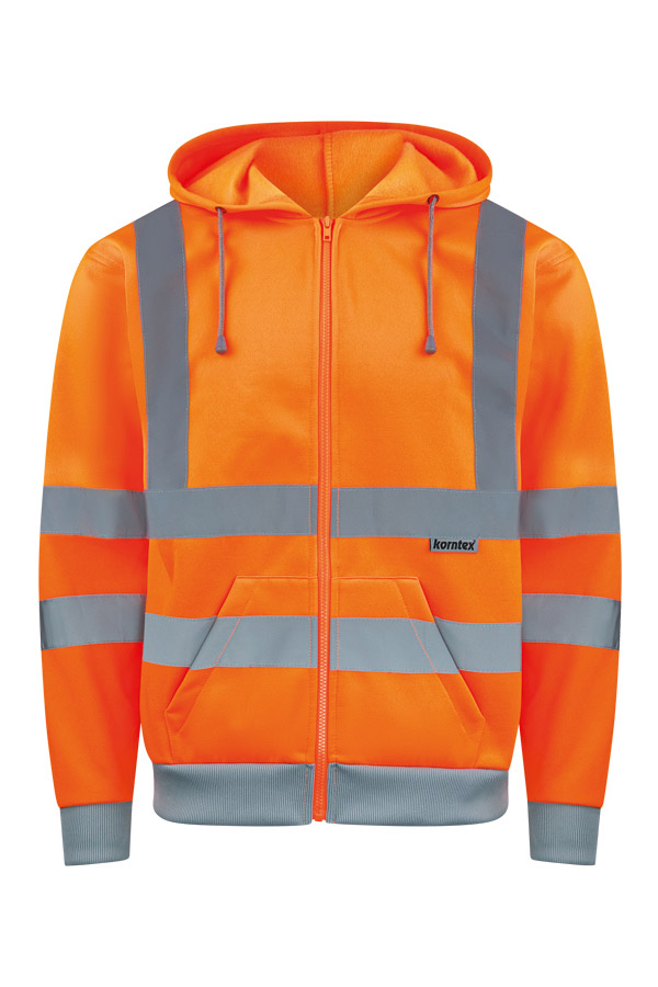 Erwachsener in signalgelbem Korntex-Hoodie mit Zipper und Reflexstreifen in einem industriellen Umfeld