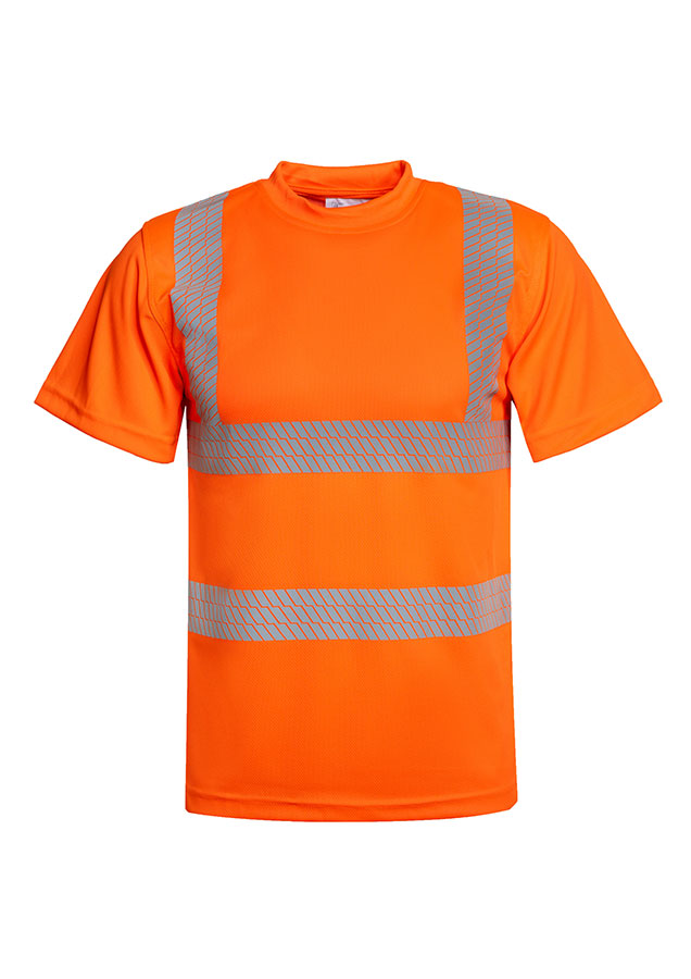 Erwachsener Bauarbeiter steht in gelbem Korntex Warnschutz-T-Shirt mit reflektierenden Streifen und Schutzhelm vor einem verfallenem Gebäude