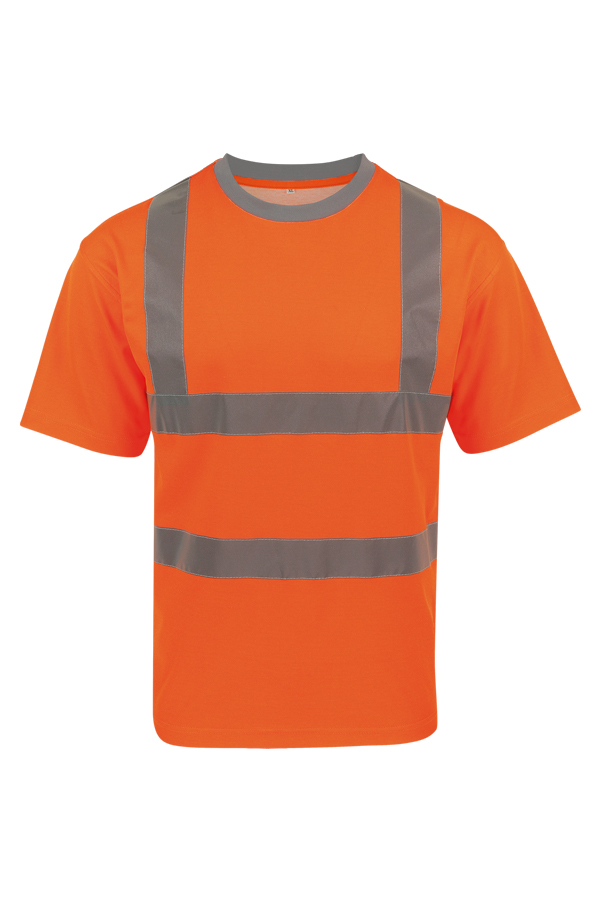 Erwachsener junger Mann in signal-orangenem Korntex T-Shirt mit reflektierenden Streifen steht vor einer Graffiti-Wand