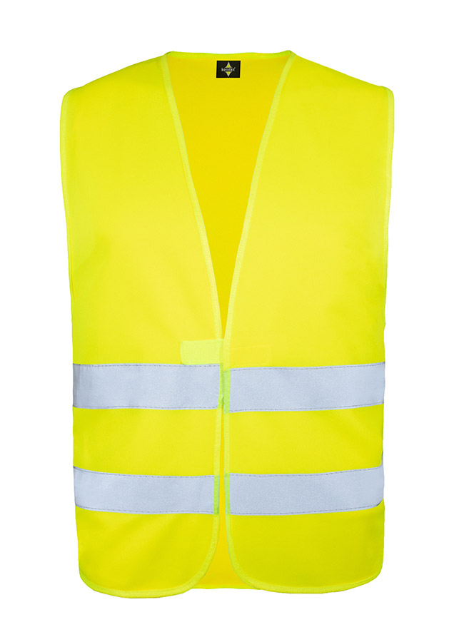Erwachsener verstaut gelbe Warnweste in einem blauen Rucksack