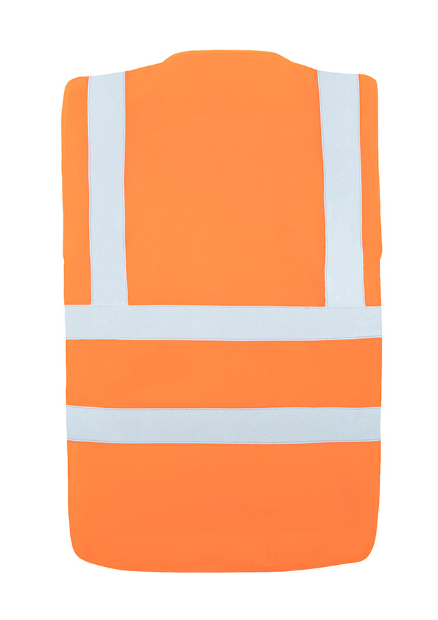 Erwachsener in orangener Korntex Warnweste mit vier Reflexstreifen steht in einem industriellen Umfeld