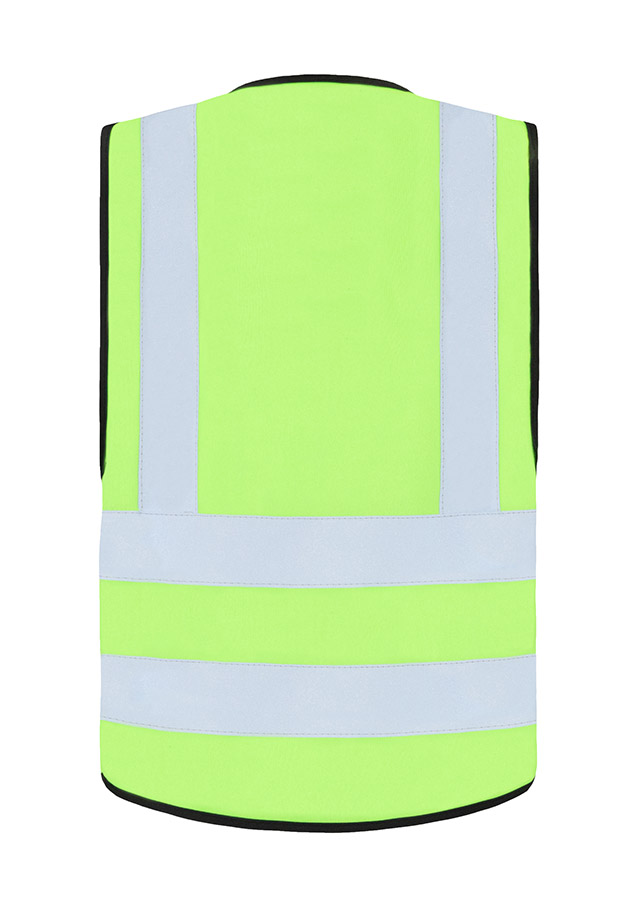 Erwachsender Mann in fluoreszierender signal-gelben Korntex Warnweste steht vor großen Metallbehältern