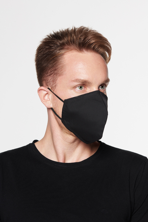 Erwachsener trägt ein schwarzes Korntex-FFP2-Maskencover