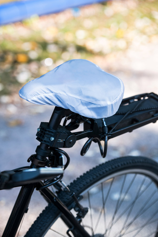 Detailansicht eines weißen Korntex Sattelüberzugs auf einem Mountainbike-Fahrrad im Park