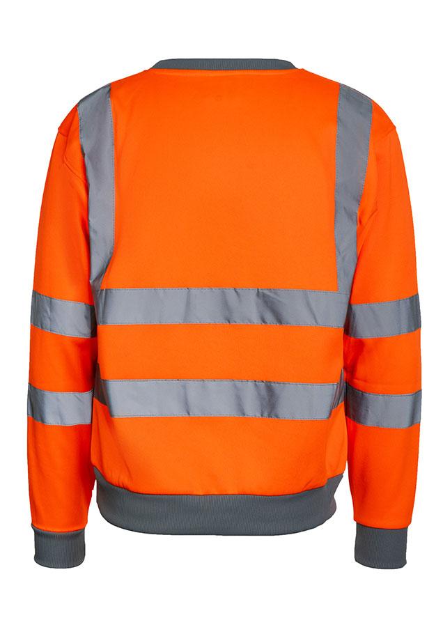 Erwachsener Mann steht in signal-gelbem Korntex Warnschutz-Sweatshirt und weißem Schutzhelm auf einer Baustelle