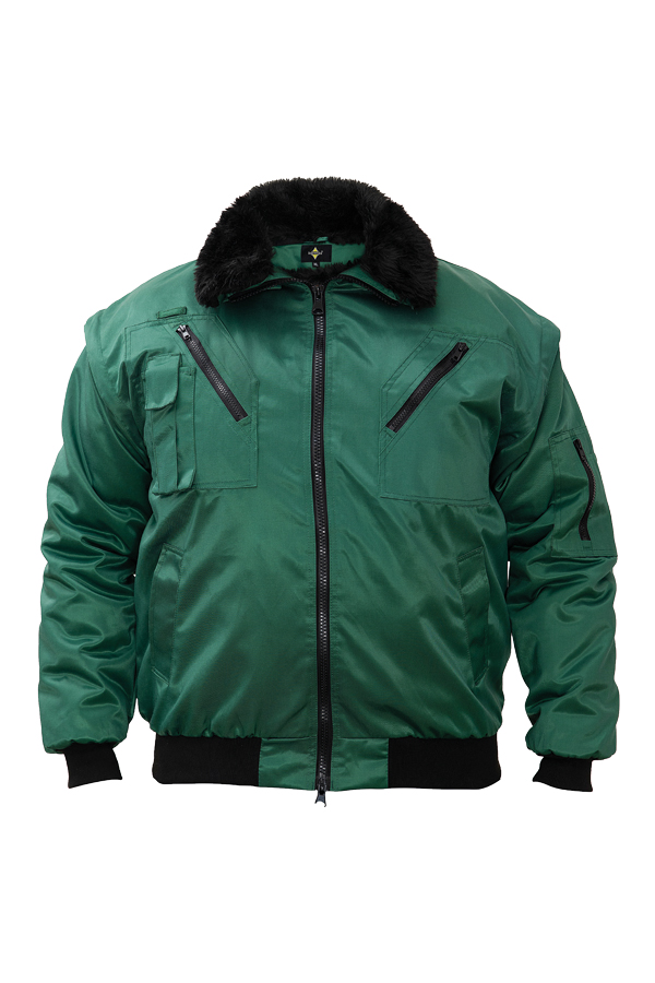 Ein Mann in einer signalgelb-schwarzen Korntex-Pilotenjacke steht vor einem Gebäude