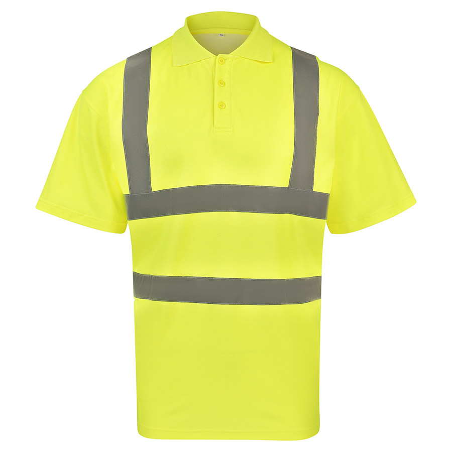 Männlicher junger Arbeiter in einem orangen Korntex Polo-Shirt mit Reflexstreifen hält eine Schaufel in einer baufälligen Umgebung