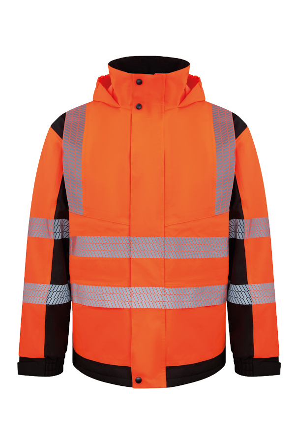 Erwachsener in orangefarbener Korntex-Softshell-Regenjacke mit Reflexstreifen auf einer Baustelle