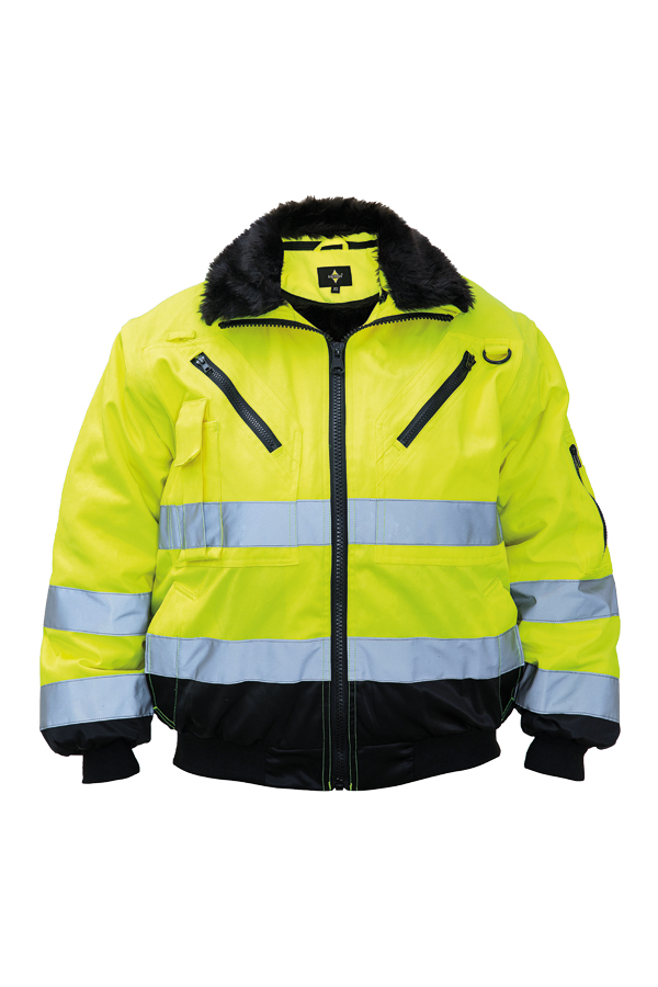 Ein Mann in einer signalgelb-schwarzen Korntex-Pilotenjacke steht vor einem Gebäude