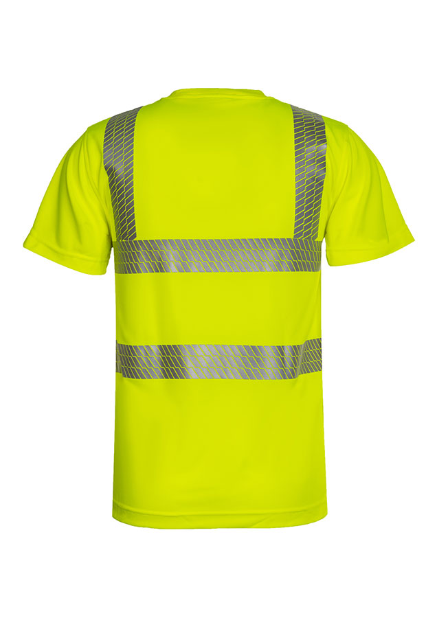 Erwachsener Bauarbeiter steht in gelbem Korntex Warnschutz-T-Shirt mit reflektierenden Streifen und Schutzhelm vor einem verfallenem Gebäude