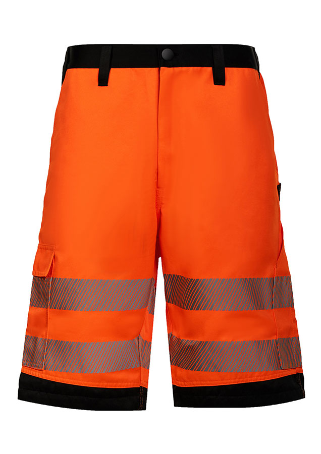 Erwachsener trägt unter anderem eine signalgelbe Korntex-Shorts mit schwarzen Partien in einem industriellen Umfeld