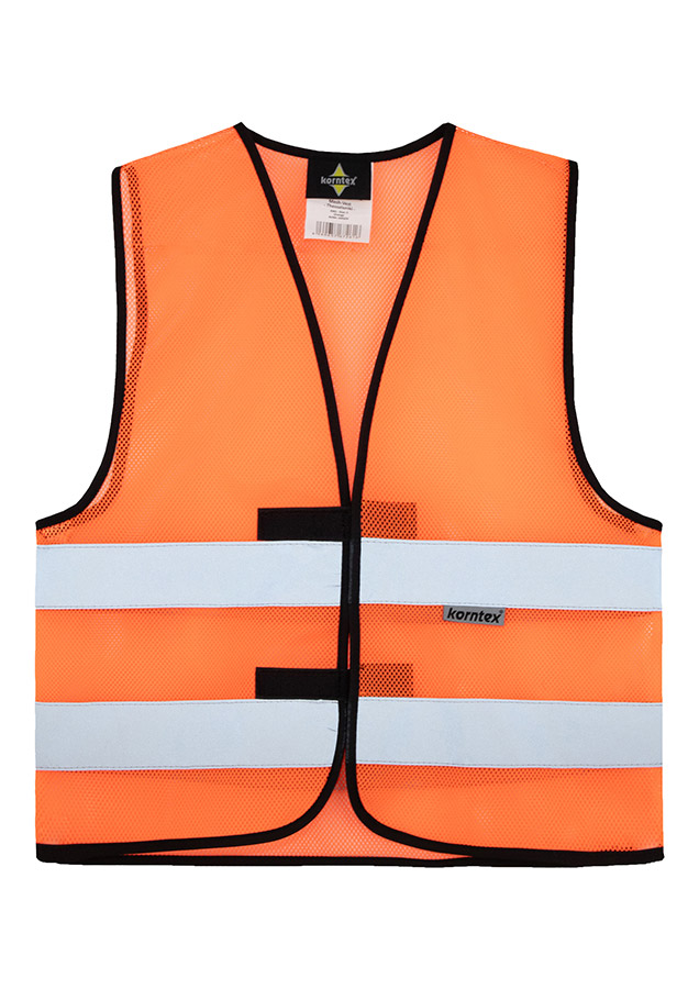 Erwachsener Bauarbeiter steht in gelber Korntex Mesh-Warnweste und gelbem Schutzhelm auf einer Baustelle und hält Werkzeug