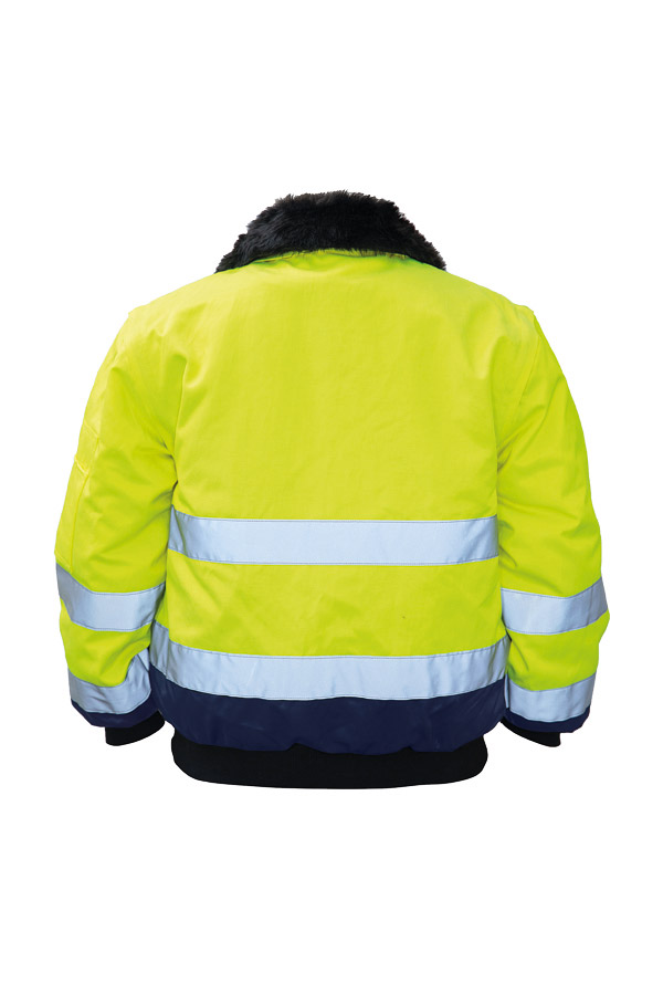 Ein Mann in einer signalgelb-schwarzen Korntex-Pilotenjacke steht vor einem Gebäude