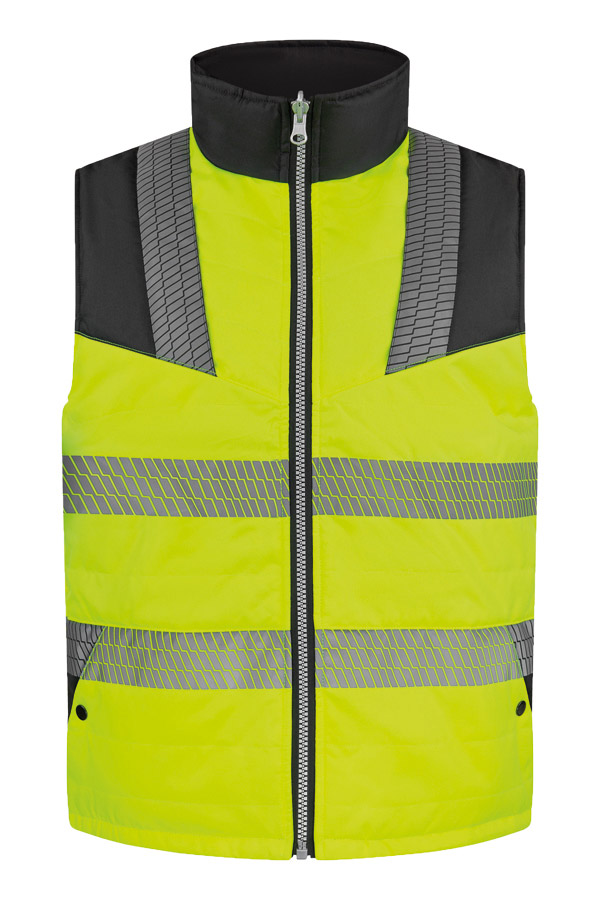 Erwachsener in signalgelbem Korntex-Softshell-Bodywarmer mit Reflexstreifen in einem industriellen Umfeld