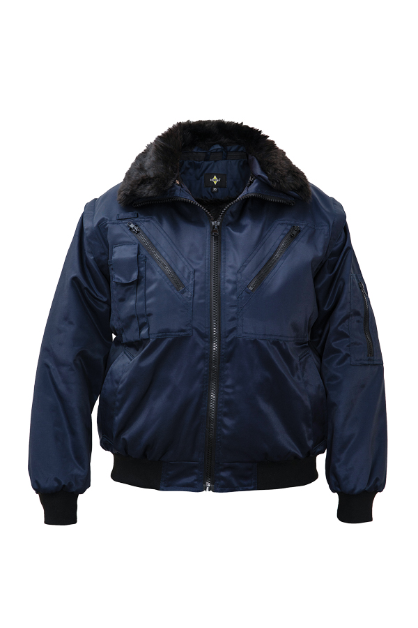 Ein Mann in einer signalgelb-schwarzen Korntex-Pilotenjacke steht vor einem Gebäude