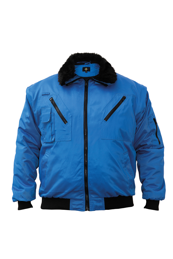 Ein Mann in einer signalgelb-schwarzen Korntex-Pilotenjacke steht vor einem Gebäude