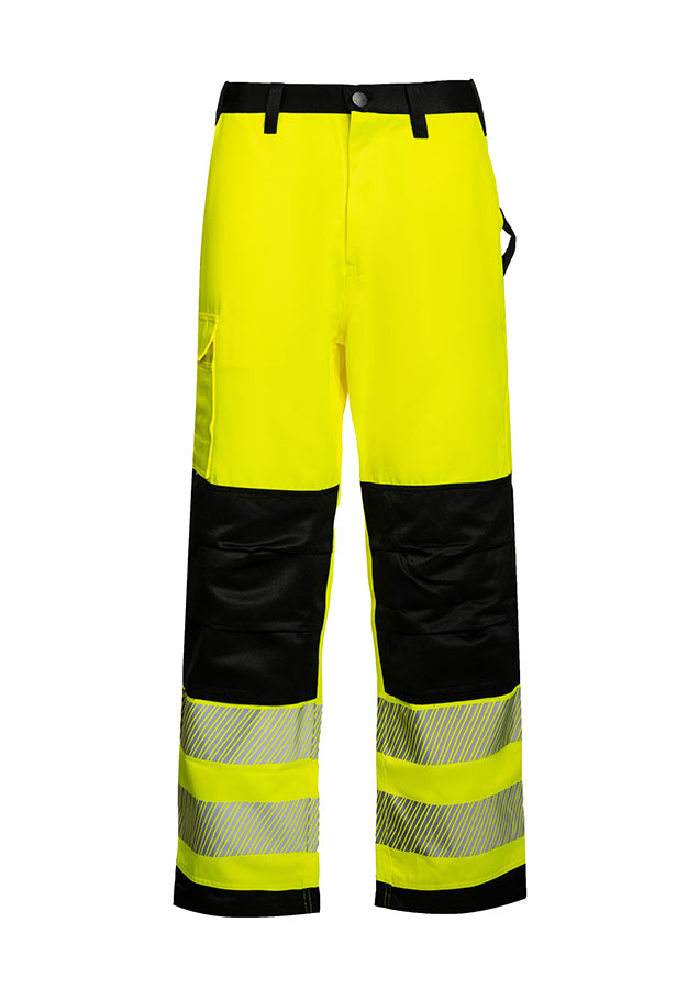 Erwachsener trägt unter anderem eine signalgelbe Korntex-Hose mit schwarzen Partien in einem industriellen Umfeld