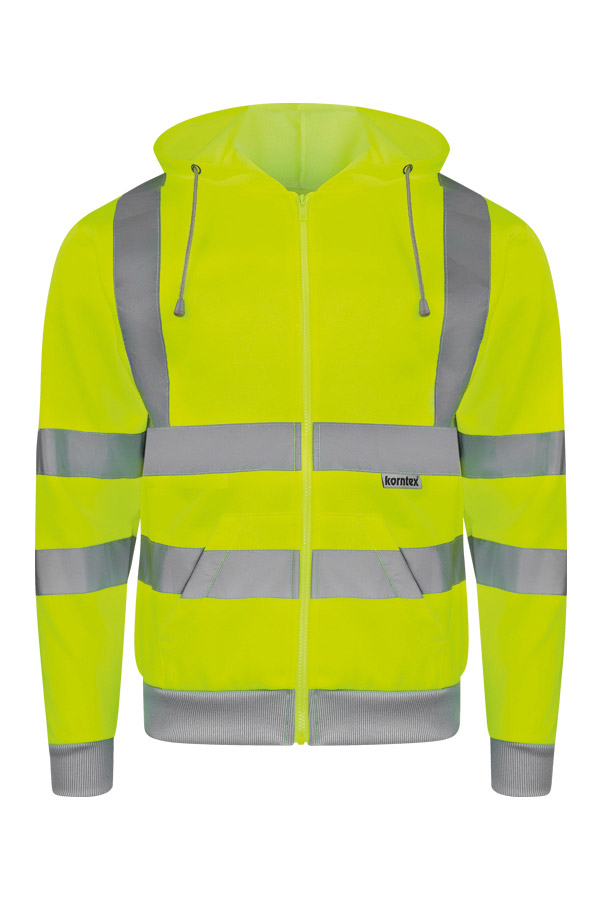 Erwachsener in signalgelbem Korntex-Hoodie mit Zipper und Reflexstreifen in einem industriellen Umfeld