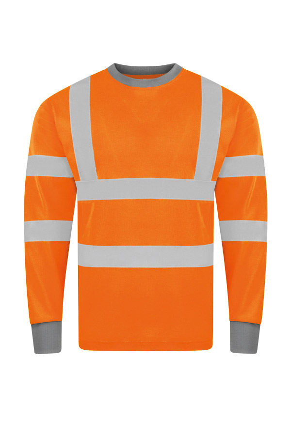 Erwachsener in signalgelbem Korntex-Long-Sleeve mit Reflexstreifen auf einer Baustelle