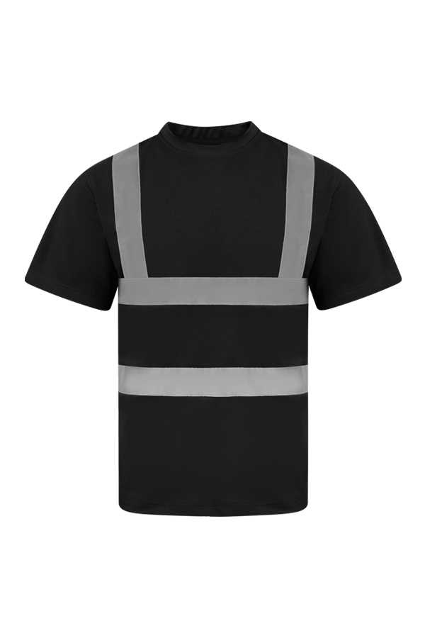 Erwachsener junger Mann in signal-orangenem Korntex T-Shirt mit reflektierenden Streifen steht vor einer Graffiti-Wand