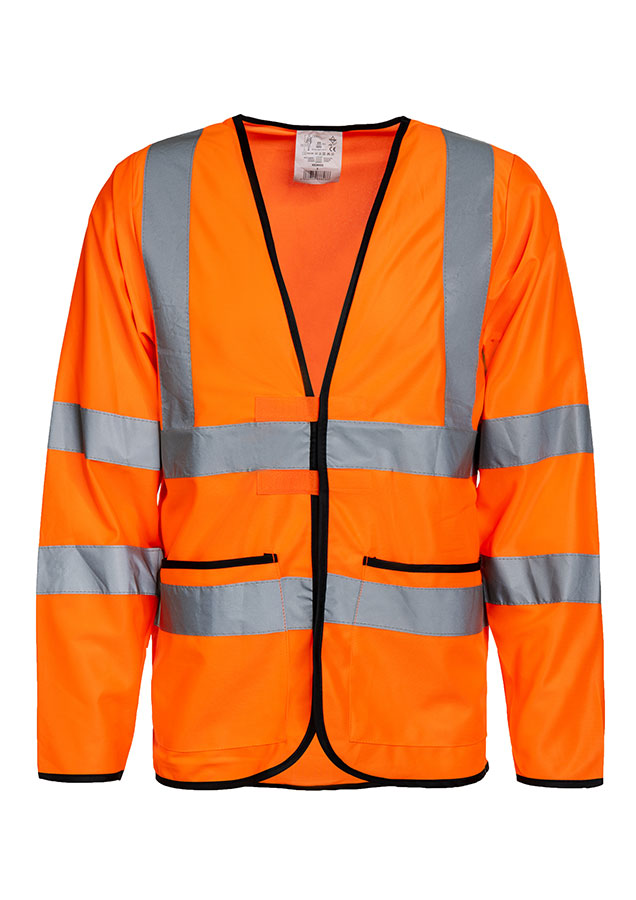 Erwachsener Bauarbeiter in gelber Korntex Warnschutzkjacke mit Reflexstreifen und Schutzhelm vor einem Gerüst