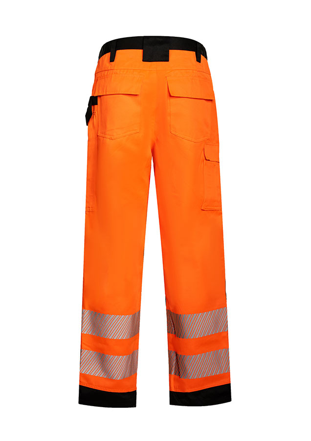 Erwachsener trägt unter anderem eine signalgelbe Korntex-Hose mit schwarzen Partien in einem industriellen Umfeld