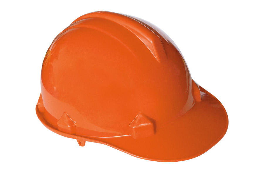 Eine Frau trägt einen Korntex-Schutzhelm, während sie in ein Walkie-Talkie spricht