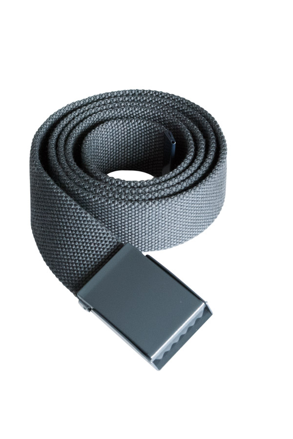 Detailaufnahme eines schwarzen Korntex-Polyestergürtels mit Metallschnalle