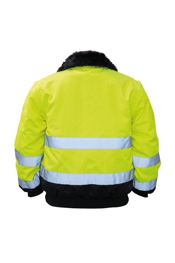 Ein Mann in einer signalgelb-schwarzen Korntex-Pilotenjacke steht vor einem Gebäude