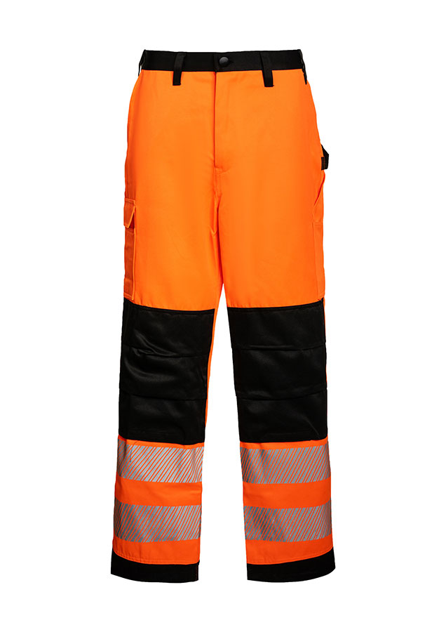 Erwachsener trägt unter anderem eine signalgelbe Korntex-Hose mit schwarzen Partien in einem industriellen Umfeld