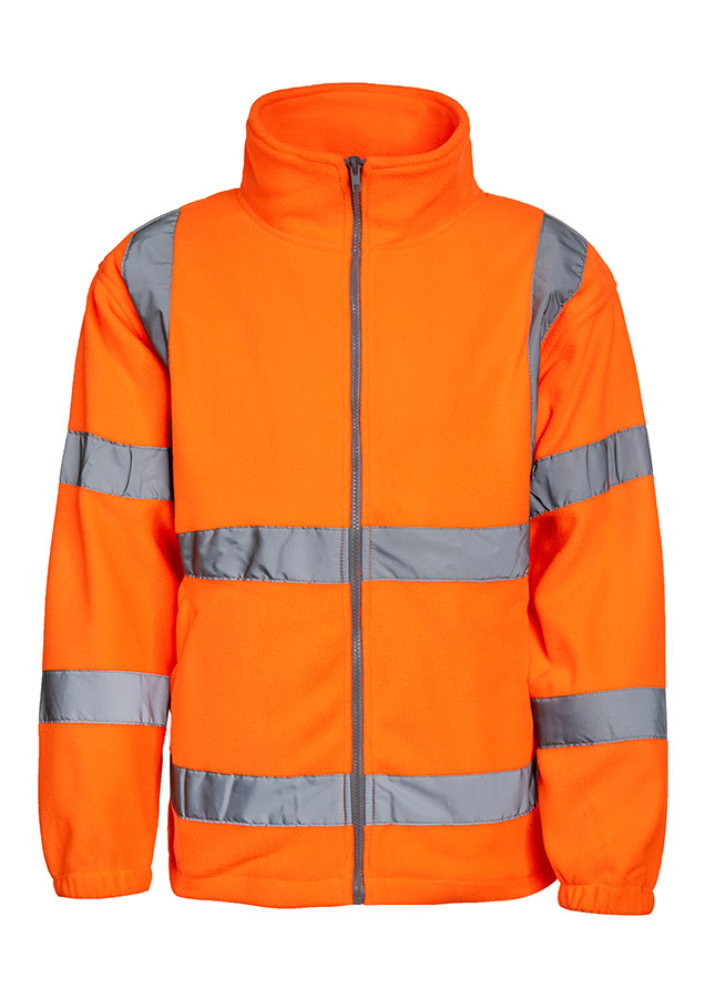 Erwachsener Mann läuft in signal-oranger Korntex Warnschutz-Fleecejacke mit Reflexstreifen vor einem Industriegebäude entlang.