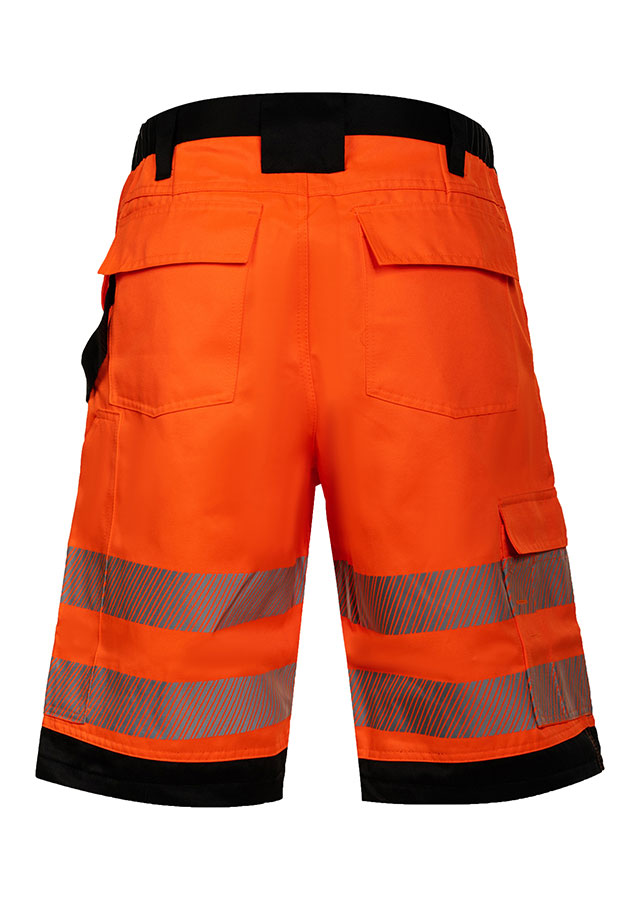 Erwachsener trägt unter anderem eine signalgelbe Korntex-Shorts mit schwarzen Partien in einem industriellen Umfeld