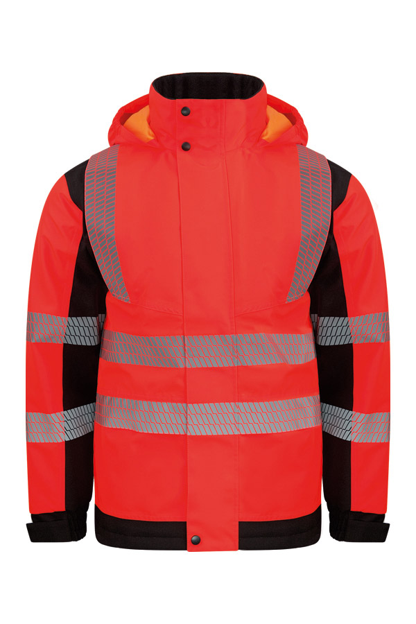 Erwachsener in orangefarbener Korntex-Softshell-Regenjacke mit Reflexstreifen auf einer Baustelle