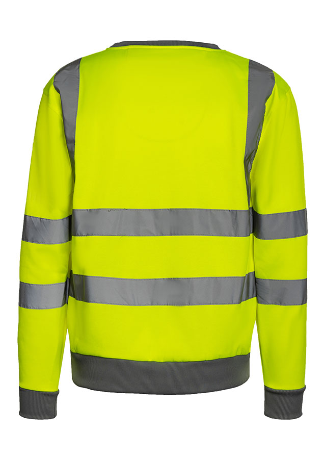 Erwachsener Mann steht in signal-gelbem Korntex Warnschutz-Sweatshirt und weißem Schutzhelm auf einer Baustelle