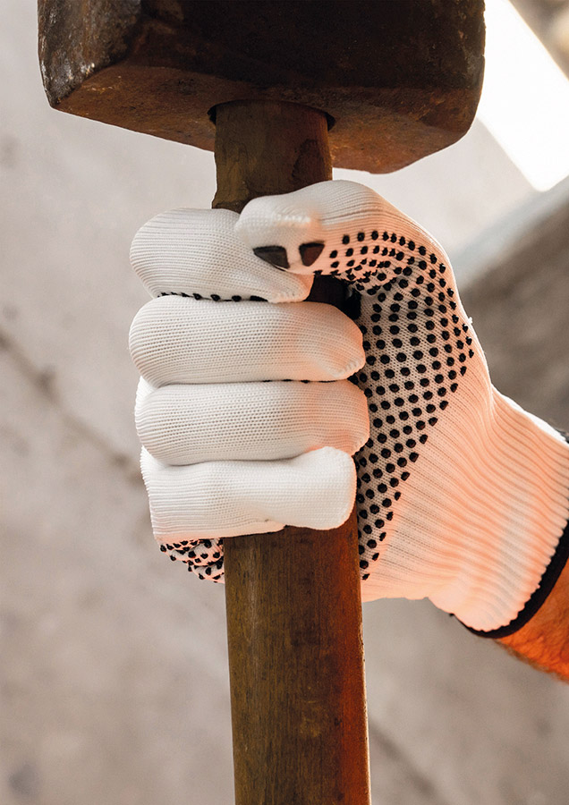 Feinstrickhandschuh „Konya“ in Weiß, ideal als Schutzausrüstung bei geringen Risiken. Mit elastischem Nylonanteil für sehr gute Passform und PVC-Griffnoppen für sicheren Halt. Arbeitskleidung