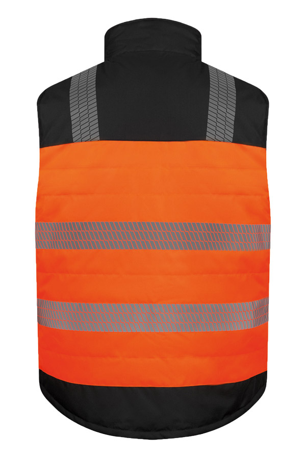 Erwachsener in signalgelbem Korntex-Softshell-Bodywarmer mit Reflexstreifen in einem industriellen Umfeld