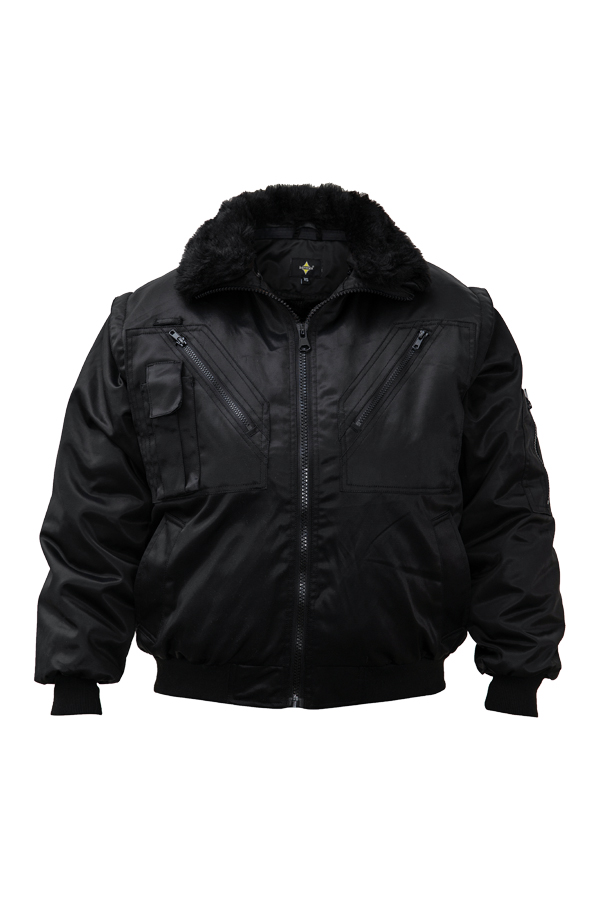 Ein Mann in einer signalgelb-schwarzen Korntex-Pilotenjacke steht vor einem Gebäude