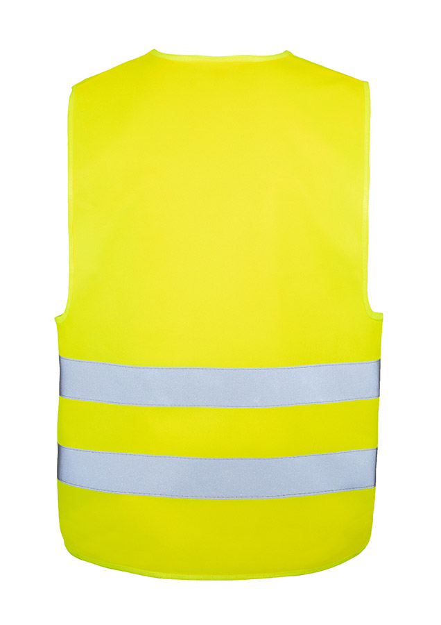 Erwachsener verstaut gelbe Warnweste in einem blauen Rucksack