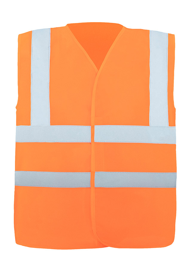 Erwachsener in orangener Korntex Warnweste mit vier Reflexstreifen steht in einem industriellen Umfeld