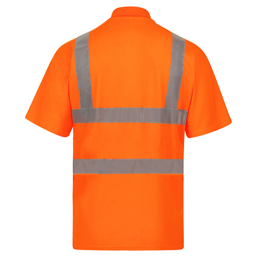 Männlicher junger Arbeiter in einem orangen Korntex Polo-Shirt mit Reflexstreifen hält eine Schaufel in einer baufälligen Umgebung