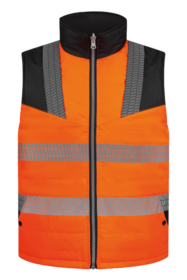 Erwachsener in signalgelbem Korntex-Softshell-Bodywarmer mit Reflexstreifen in einem industriellen Umfeld