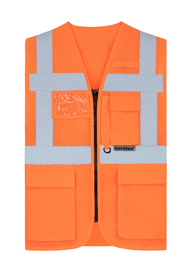 Erwachsener Arbeiter mit orangener Korntex Mesh-Warnweste und Helm hält ein Werkzeug auf einem Bahngelände vor einem Zug