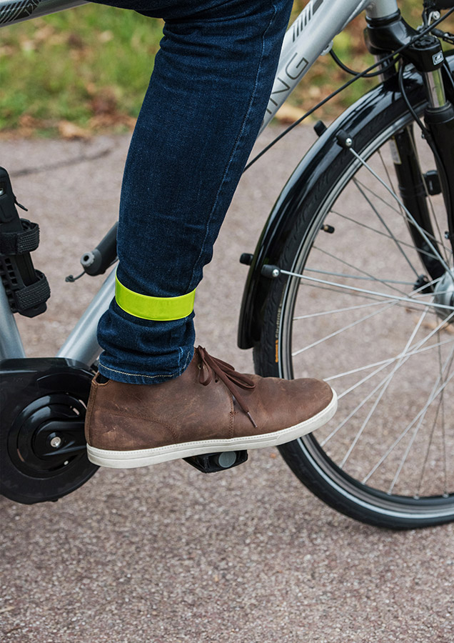 Fahrradfahrer mit reflektierendem gelbem Korntex Schnappband am Bein