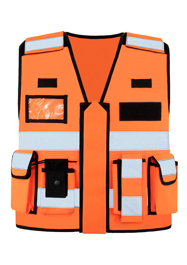 Erwachsener in orangefarbener Korntex-Tactical-Warnweste mit Reißverschluss steht auf einer Baustelle