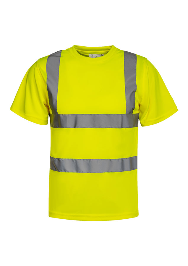 Erwachsene Frau steht in signal-orangenem Korntex Warnschutz-T-Shirt und weißem Schutzhelm vor einem Gerüst auf einer Industriebaustelle