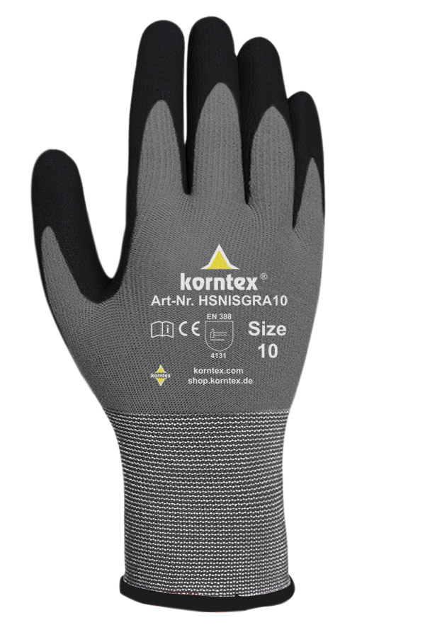 Ein Mann mit grau-schwarzen Korntex-Handschuhen hält ein Walkie-Talkie