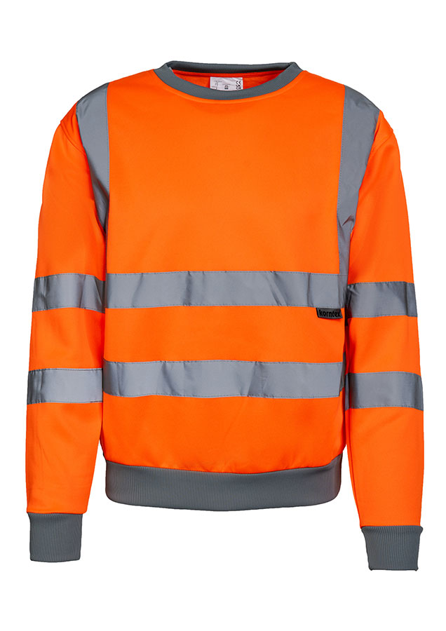 Erwachsener Mann steht in signal-gelbem Korntex Warnschutz-Sweatshirt und weißem Schutzhelm auf einer Baustelle