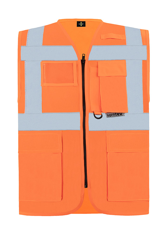 Bauarbeiter in orangener Korntex Multifunktionaler Warnweste und Schutzhelm kommuniziert über Funkgerät auf einer Baustelle